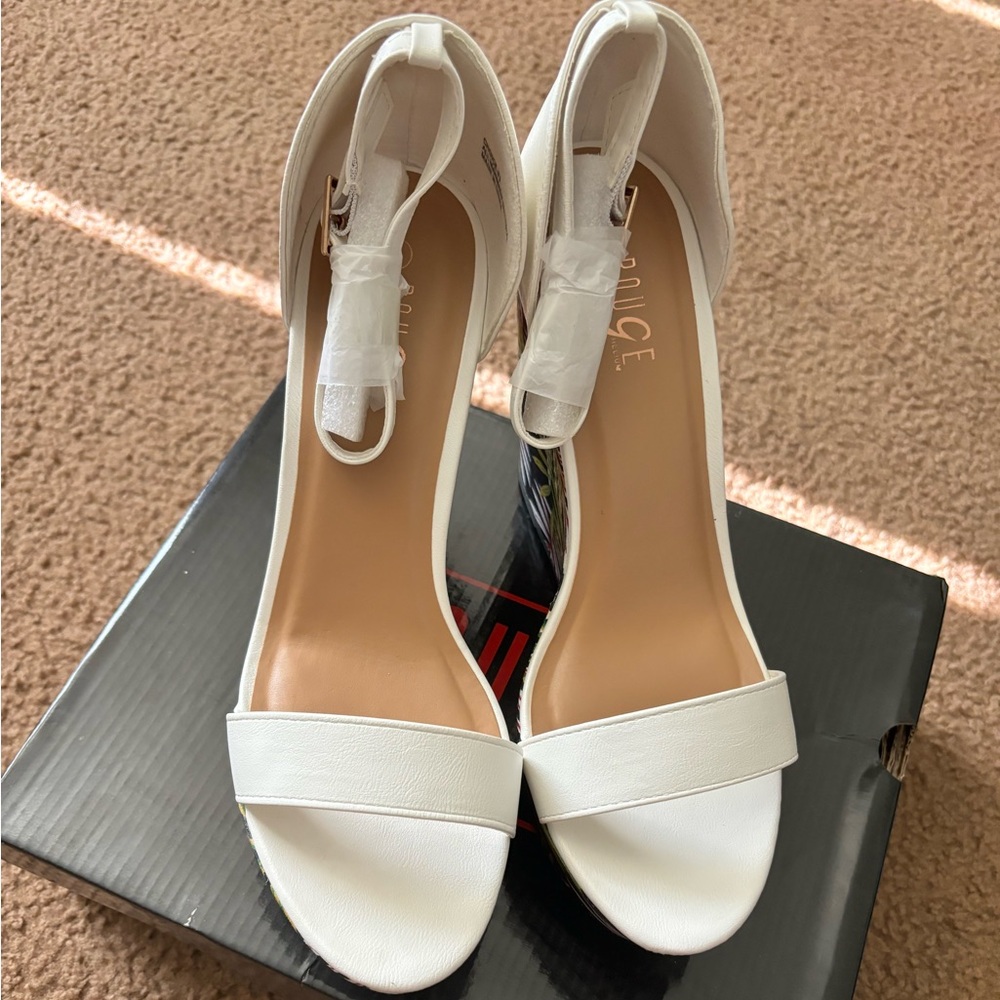 Women’s 1 Band Ankle Strap Flower Covered Sandal Wedges With White Crop.